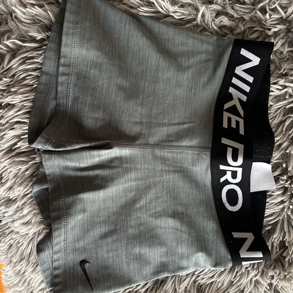 WMNS NIKE PRO SHORTS SIZE S